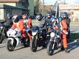 Odwiedziny „Motocykliści w strojach Świętego Mikołaja jeżdżą ulicami Wielunia i rozdają prezenty